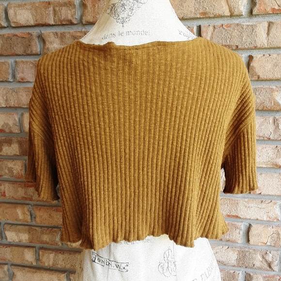 Urban Outfitters Out from Under Cropped Short Sleeve Top. - Picture 6 of 8